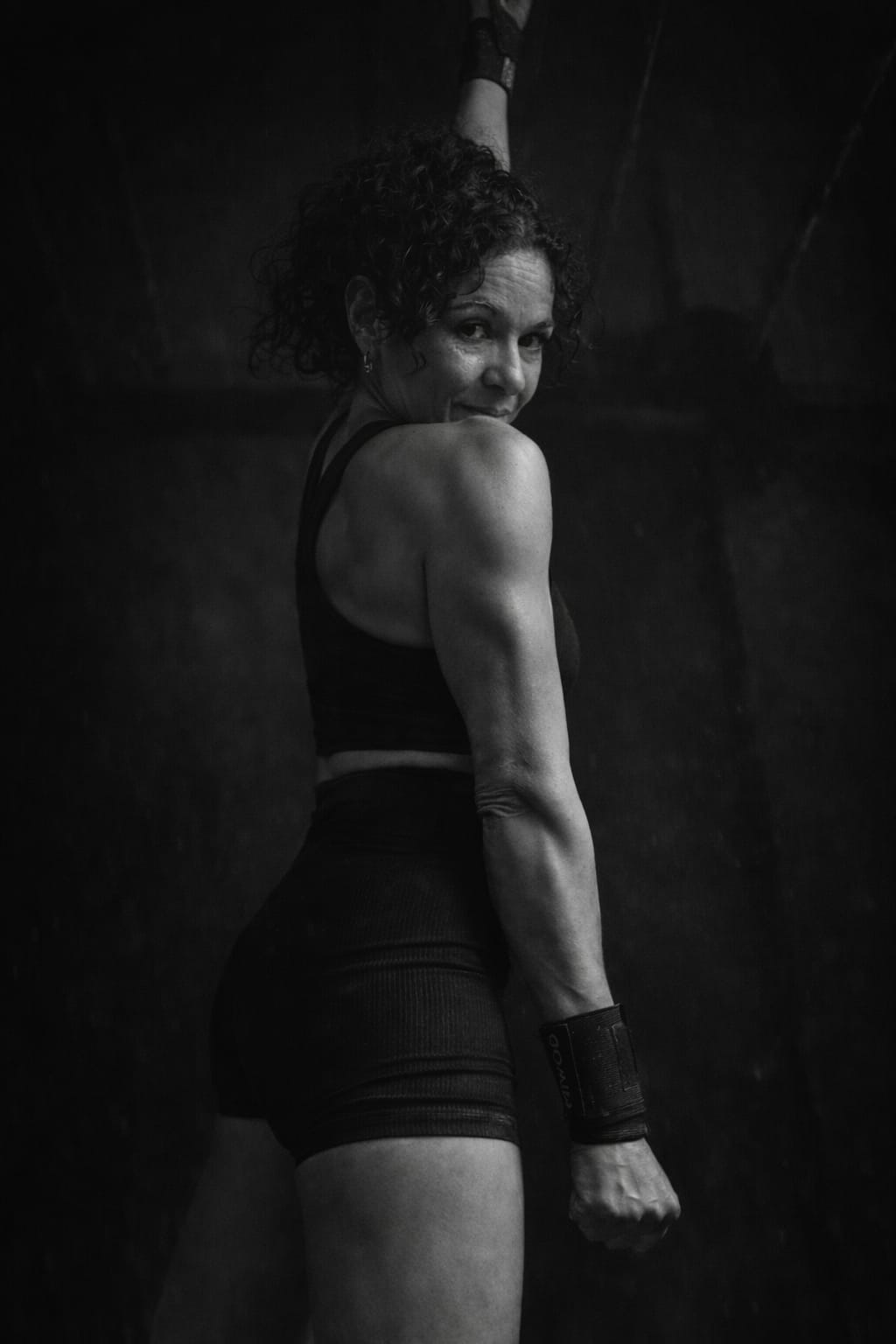 Coach de espaldas en pose atlética